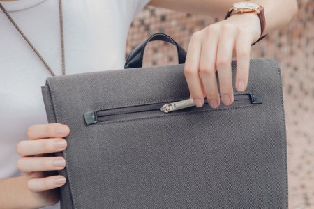 Moshi-Helios_lite_grey-review